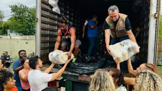 Enchentes no RS: Conab entrega 460 cestas de alimentos para cozinhas, em Porto Alegre