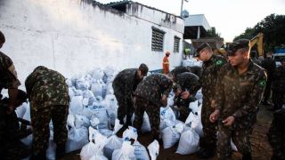 Cerca de 60 militares do Exército atuam em contenção na região do Porto, em Pelotas