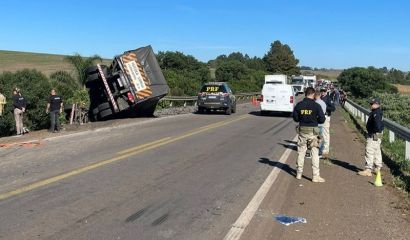 PRF atende acidente entre duas carretas, com morte, na BR-285 em Passo Fundo