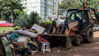 Enchentes do RS: baixa do Guaíba revela destruição e prejuízo, em Porto Alegre