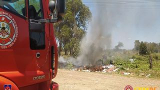 Bombeiros controlam incêndio em lixo, próximo de poste de energia elétrica pública, em Jaguarão