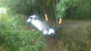 Motorista morre, após aquaplanar veículo, sair da pista e colidir contra árvores, vindo a ficar preso às ferragens