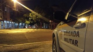 Brigada Militar prende dois homens por roubo a pedestre, em Pelotas