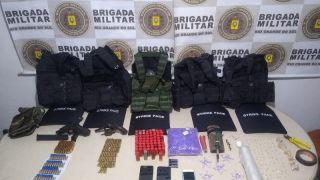 Brigada Militar apreende armas, drogas e coletes balísticos no Bairro Lami, em Porto Alegre
