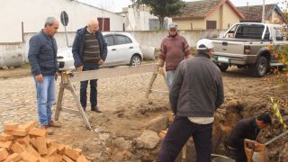 Prefeitura de Pedro Osório avança na preparação da Avenida Mimosa Rodrigues para receber asfalto
