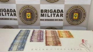 Brigada Militar apreende drogas e dinheiro nas nádegas de suspeita, em Farroupilha
