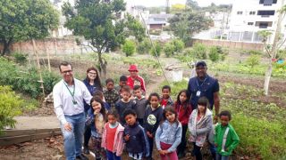Capacitação em parceria com a EMATER reúne crianças participantes da Horta Comunitária, em Camaquã