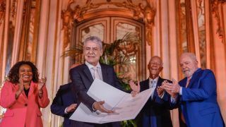 Lula assina e entrega diploma do Prêmio Camões a Chico Buarque