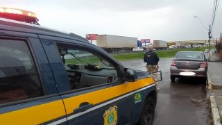 PRF recupera na BR-116, em São Leopoldo, carro furtado de locadora de veículos