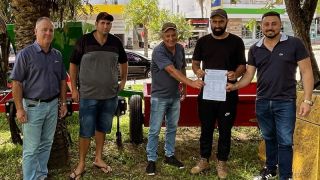 Prefeitura de Dom Feliciano fortalece Setor Agrícola com entrega de implementos à Associação Rural Rodrigues do Faxinal