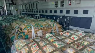 Avião com 11 toneladas de ajuda do Brasil para vítimas da guerra decola no RJ
