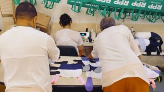 Penitenciária de Caxias do Sul produz almofadas para crianças em ação solidária