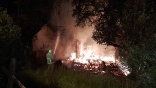 Incêndio consome casa de madeira, em General Câmara, e ameaçava se alastrar para outra residência
