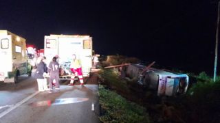 FATALIDADE! Duas pessoas morrem em tombamento de ônibus de turismo na BR-116, em Pelotas 