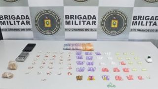 Duas pessoas são presas e mais de 330 porções de drogas são apreendidas, em Caxias do Sul