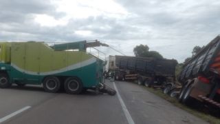 Motorista perde o controle e tomba caminhão no km 452 da BR-116, em São Lourenço do Sul 