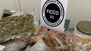 Policiais da FICCO/RS prendem três pessoas por tráfico de drogas, em Porto Alegre