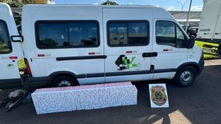 PF apreende 250 aparelhos celulares escondidos em um fundo falso de van de transporte de alunos