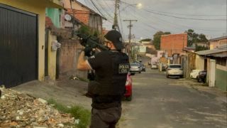 Dois homens são presos na Operação Mestres do Crime por roubo de veículo, em Porto Alegre 