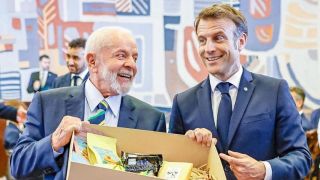 Presidente Lula presenteia Macron com caixa de iguarias nacionais e queijos premiados mundialmente