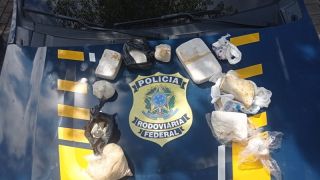 PRF prende mulher, com 4 quilos de pasta base de cocaína, na BR-116, em São Marcos