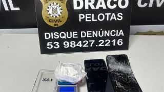 Dois suspeitos são presos, pela Polícia Civil, em Pelotas, por distribuição de drogas no entorno de escola 