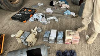 PRF apreende caminhão transportando 43 kg de cocaína e crack na BR-472 em Uruguaiana