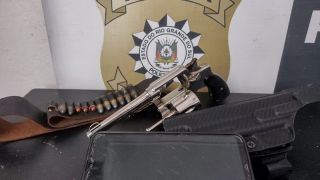 Homem é preso pela Polícia Civil, no Bairro Lindóia, em Pelotas, por posse de irregular de arma de fogo