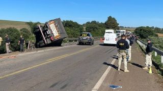 PRF atende acidente entre duas carretas, com morte, na BR-285 em Passo Fundo