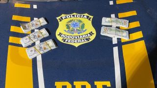 PRF apreende na BR-153, em Bagé, US$ 51 mil dólares escondidos nas cuecas de homem 