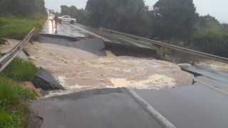 Trânsito bloqueado no km 132 da BR-290, em Eldorado do Sul, após danificação na pavimentação pelas chuvas