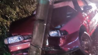 Homem fica ferido, após colidir carro contra poste de luz no Centro Administrativo, em Teutônia