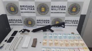 Dois homens são presos por tráfico de drogas e porte ilegal de arma de fogo, em Caxias do Sul
