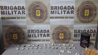 Homem é preso pela Brigada Militar, por tráfico, no Bairro Pinheiros, em Rio Pardo